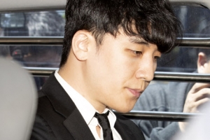 [포토] 승리, 영장심사 마치고 호송차 탑승