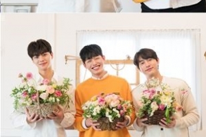 로즈데이 맞이 꽃꽂이 도전한 배우들 ‘훈훈 비주얼’