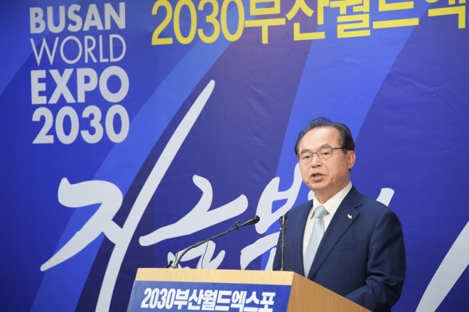 오거돈 부산시장이 14일 기자회견을 열고 “2030부산월드엑스포 국가사업화 결정은 민·관의 경계 없는 협력이 만들어낸 쾌거”라 평가하고 “350만 부산시민의 뜨거운 열망과 간절한 마음을 대한민국 전체가 받아들였다”고 말했다.<부산시 제공>. 