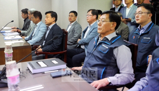 [서울포토] 굳은 표정의 서울시 버스 노사