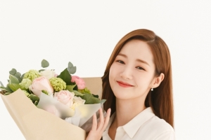 ‘그녀의 사생활’ 박민영, 로즈데이 꽃다발 받은 여신 “대세 행보”