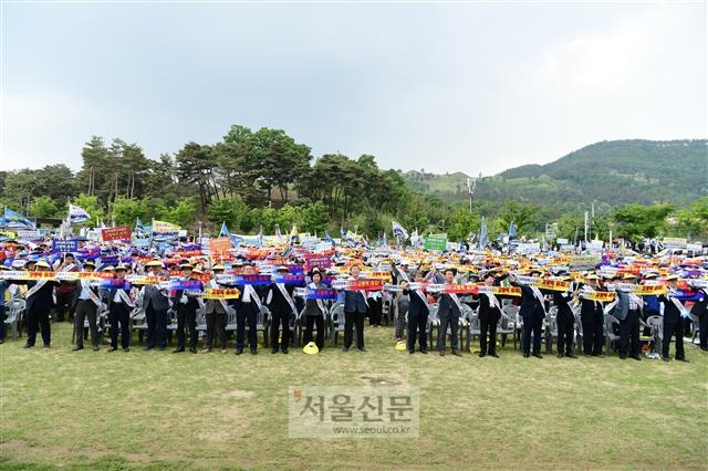 14일 경북 고령군 대가야읍 대가야문화누리 야외공연장에서 열린 ‘남부내륙고속철도 고령역 유치를 위한 군민 결의대회’ 참가자들이 남부내륙고속철도 고령역 유치를 염원하는 구호를 외치고 있다.