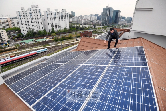 손권수 에너지자립마을 대표가 지난달 29일 서울 서대문구 북가좌동 신일해피트리 아파트단지 옥상에서 태양광발전 설비를 살펴보고 있다. 2015년부터 사업에 참여한 신일해피트리는 도심형 에너지자립마을의 성공 사례로 꼽힌다. 박윤슬 기자 seul@seoul.co.kr