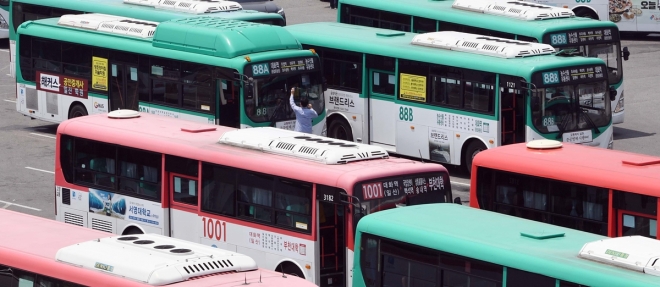 전국 시내버스 파업 예정일을 하루 앞둔 14일 경기 고양 대화공영차고지에 버스들이 주차되어 있는 모습. 2019. 5. 14 정연호 기자 tpgod@seoul.co.kr