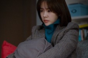 ‘봄밤’ 한지민, 근심 가득한 표정 포착 ‘무슨 일?’