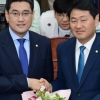 [서울포토] 악수하는 바른미래당 신·구 원내대표