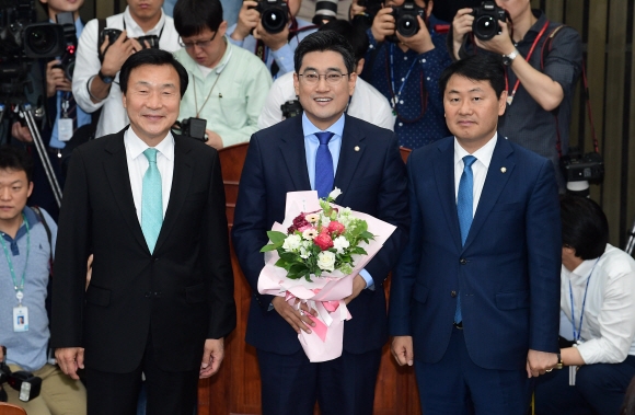 바른미래당 오신환(가운데) 의원이 15일 바른미래당 의원총회에서 원내대표에 선출된 뒤 김관영 전 원내대표와 기념 촬영하고 있다. 정연호 기자 tpgod@seoul.co.kr