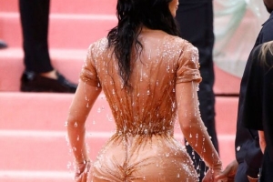 킴 카다시안, 엉덩이에 잡힌 아찔한 주름 “역대급”