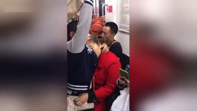 지하철 열차 안에서 엄마의 잠을 깨우지 않으려고 애쓰는 어린 아이의 사랑스런 모습(유튜브 영상 캡처)