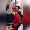 지하철서 곤히 자는 엄마 깨우지 않으려는 아들의 효심