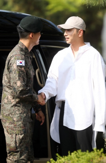 옥택연 제대, 축하 인사하는 황찬성