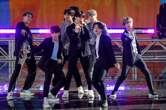 방탄소년단(BTS)이 15일(현지시간) 미국 뉴욕 센트럴파크에서 열린 ABC 방송 ‘굿모닝 아메리카(Good Morning America)’가 개최한 서머 콘서트 무대에 올라 공연을 펼치고 있다.<br>로이터 연합뉴스