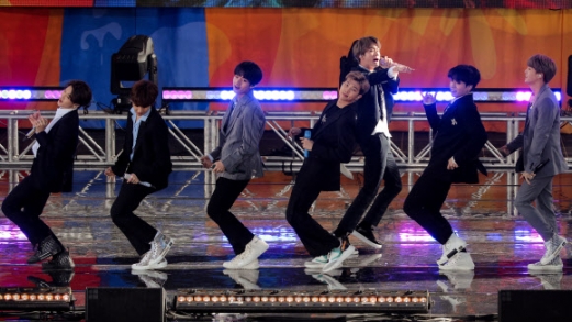 방탄소년단(BTS)이 15일(현지시간) 미국 뉴욕 센트럴파크에서 열린 ABC 방송 ‘굿모닝 아메리카(Good Morning America)’가 개최한 서머 콘서트 무대에 올라 공연을 펼치고 있다.<br>로이터 연합뉴스