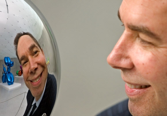 미국 아티스트 제프 쿤스가 거울에 반사된 자신의 작품 ‘풍선 개’(파란색)을 바라보며 흡족한 미소를 짓고 있다. AFP 자료사진 연합뉴스