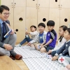 영어 동화 읽어주는 구청장… 아빠 보듯 아이들 빠져드네