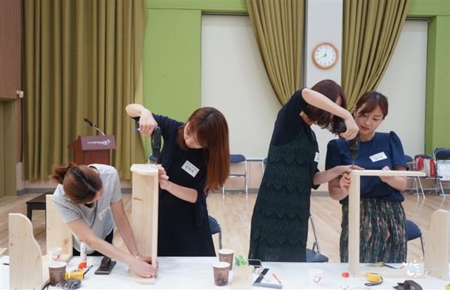 서울 서초구 내 여성 1인가구 구성원들이 구가 마련한 목공 수업에 참여하고 있다.  서초구 제공