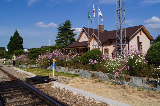 네티즌이 뽑은 가장 아름다운 간이역인 경북 군위군 산성면 화본리 ‘화본역’.  군위군 제공