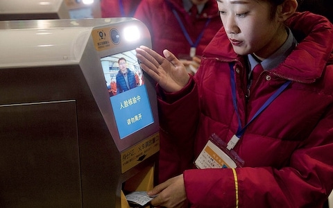 중국 시민이 얼굴인식을 통해 기차에 탑승하고 있다.