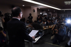 상의 벗어 흔들며 “檢 흔드는 세력 있다” 정권 향해 작심 비판