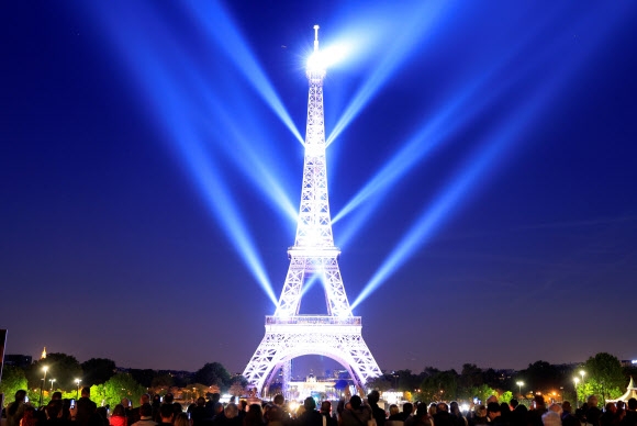 ‘130살’ 에펠탑, 화려한 레이저쇼