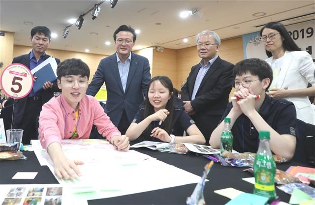 채현일(뒷줄 왼쪽에서 두 번째) 서울 영등포구청장이 16일 하이서울유스호스텔에서 열린 청소년 타운홀미팅에서 청소년들과 대화를 나누고 있다.  영등포구 제공