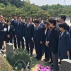 서울시의회 더불어민주당, 5·18민주묘역 참배 후 오월어머니 농성장 방문