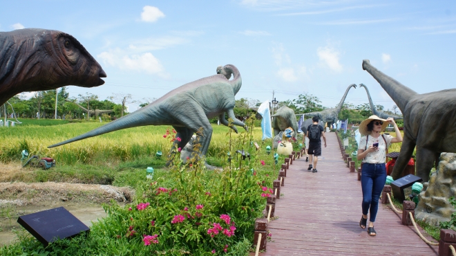 17일 중국 하이난에 있는 수이다오 국가공원에 중국에서 발굴된 모든 종류의 공룡 모형이 실제 크기로 전시되어 있다.