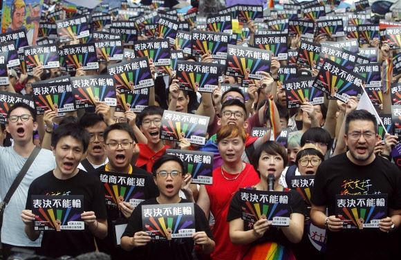 대만 수도 타이베이 의회 건물 앞에 운집한 동성애 권리단체 회원들이 17일 의회 표결 도중 ‘표결에서 질 수가 없다’는 플래카드를 내보이며 구호를 외치고 있다. 타이베이 AP 연합뉴스 