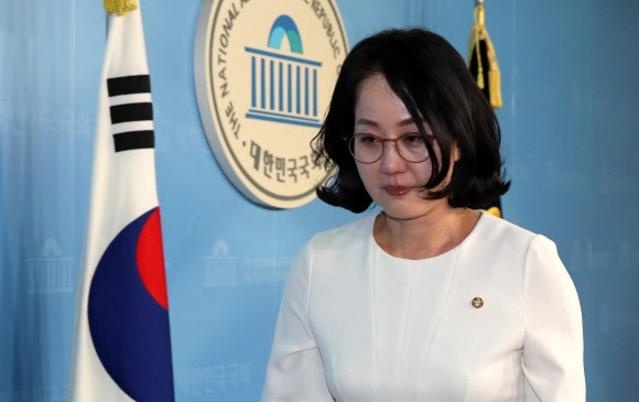정론관 나서는 김현아