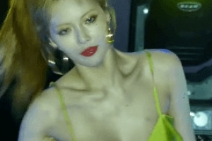 현아, 대학축제 중 주요부위 노출 ‘격렬 안무에 훌렁’