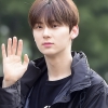 뉴이스트 황민현, 출근길 “꾸민 듯 안 꾸민 듯” 눈부신 패션감각