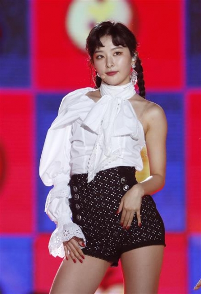 레드벨벳 슬기가 18일 오후 서울 성산동 마포구 월드컵경기장에서 열린 ‘제 25회 2019 드림콘서트’에 출연해 화려한 공연을 선보이고 있다. 2019.5.19<br>뉴스1