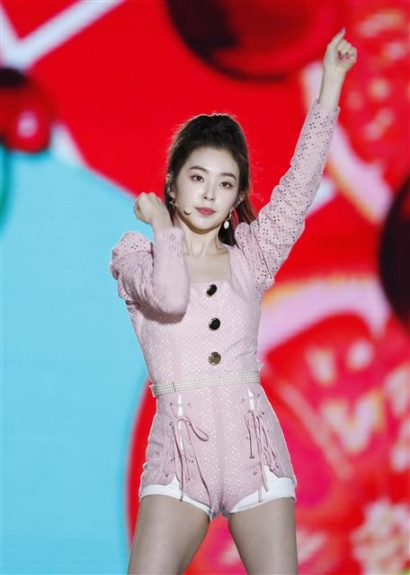 레드벨벳 아이린이 18일 오후 서울 성산동 마포구 월드컵경기장에서 열린 ‘제 25회 2019 드림콘서트’에 출연해 화려한 공연을 선보이고 있다. 2019.5.19<br>뉴스1