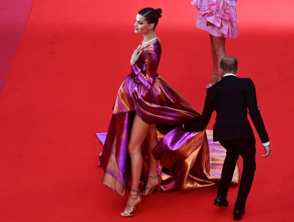 브라질 출신 모델 이사벨리 폰타나가 18일(현지시간) 프랑스 칸에서 열린 ‘제72회 칸 국제영화제(Cannes Film Festival)’ 경쟁부문 진출작 ‘더 베스트 이어스 오브 어 라이프(The Best Years of a Life)’ 시사회 레드카펫 행사에 참석해 포즈를 취하고 있다. AFP 연합뉴스