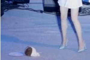 아이유, 바닥에 떨어진 케이크 주워먹은 이유