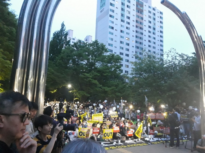 일산운정검단신도시 주민 약 1만 명이 18일 오후 일산 주엽공원에서 ‘3기 신도시 철회’를 요구하며 시위를 벌이고 있다.