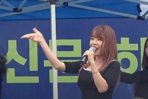 홍진영, 빗속에서 ‘오늘 밤에’ 열창..‘엄지 척’ 무대 매너