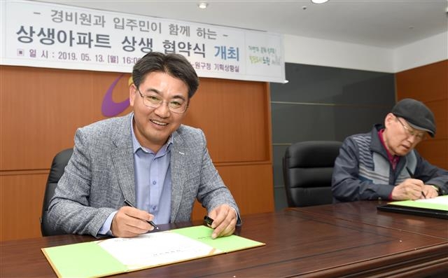 오승록(왼쪽) 서울 노원구청장이 지난달 30일 열린 상생아파트 협약식에서 협약서에 서명하고 있다. 노원구 제공