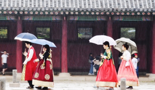 비 내리는 경복궁 산책