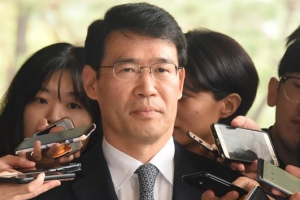 ‘영장정보 유출’ 현직 부장판사들 법정에… “정당한 공무행위”