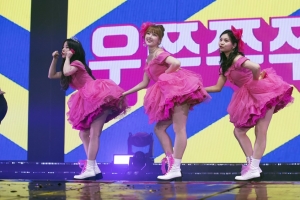 여자친구, 亞투어 포문… 허그허그 vs 세계평화 유닛 대결 눈길