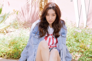 정려원, 여름 화보 공개 “누워도 돋보이는 각선미”