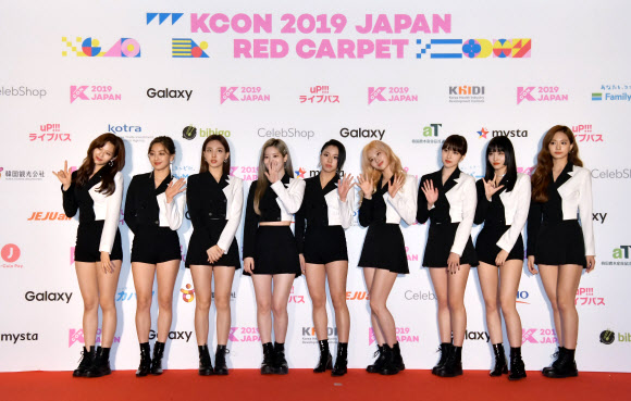 걸그룹 트와이스가 지난 19일 일본 치바현 마쿠하리 메세에서 한류 이벤트 ‘케이콘 2019 재팬(KCON 2019 JAPAN)’에 참석해 포토월에서 포즈를 취하고 있다.<br>UPI 연합뉴스
