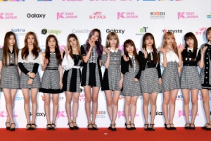 [포토] 케이콘 참석한 아이즈원 ‘상큼 인사’