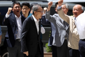 [포토] 지지자들 응원받으며 법정 향하는 이명박 전 대통령