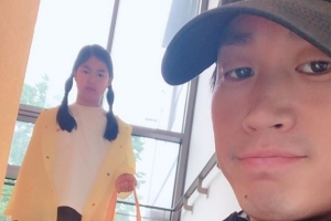 타블로 딸 하루 근황 포착 “훌쩍 큰 키+얼굴은 그대로”[EN스타]
