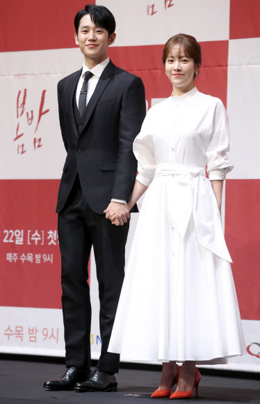 ‘봄밤’ 정해인-한지민  배우 정해인(왼쪽)과 한지민이  20일 오후 서울 구로구 신도림 라마다 호텔에서 열린 MBC 새 수목드라마 ‘봄밤’ 제작발표회에서 포즈를 취하고 있다. 2019.5.20 연합뉴스