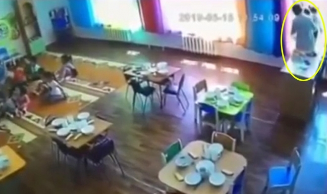 카자흐스탄 탈디코르간의 한 유치원에서 보육교사의 부주의로 2층 높이의 창문 밖으로 어린 아이가 떨어지는 충격적인 순간(유튜브 영상 캡처)