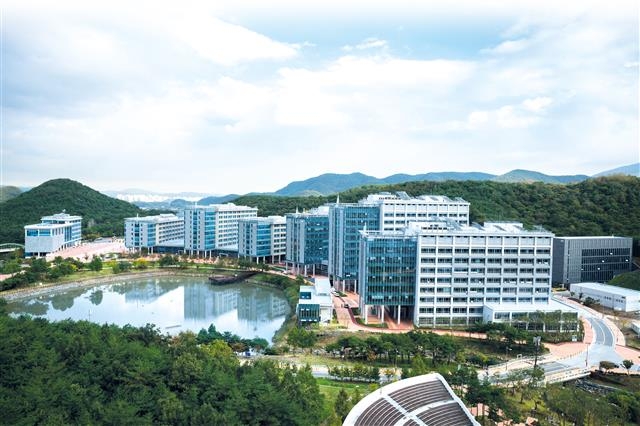 개교 10주년을 맞아 10년 뒤 세계 10위 안에 들어가는 연구중심대학을 위해 힘을 쏟는 울산과학기술원(UNIST). UNIST 제공