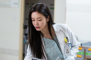 ‘조선생존기’ 경수진, ‘화이트가운X긴 생머리’ 레지던트 변신